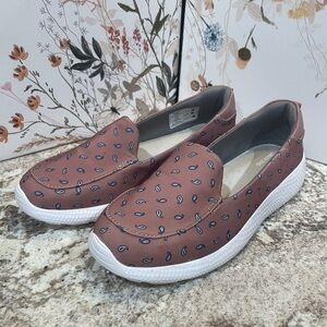 Lands’ End Women’s Size 7.5 D WIDE Paisley Print Slip On Casual Comfort Shoes